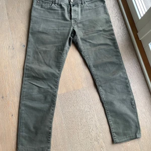 Jacob Cohen Jeans - Ett par riktigt feta Jeans från Jacob Cohen i storlek 33. Inga defekter och de är endast använda ett fåtal gånger. Tveka inte på att höra av dig vid minsta fundering. Tar även byten