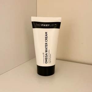 Säljer en Omega Water Cream från The Inkey List. Denna fuktkräm är lätt och återfuktande, perfekt för daglig användning. Jag har endast provat den en gång, förpackningen är hel och ren. Köpt på Nordicfeel för 184kr. ✨