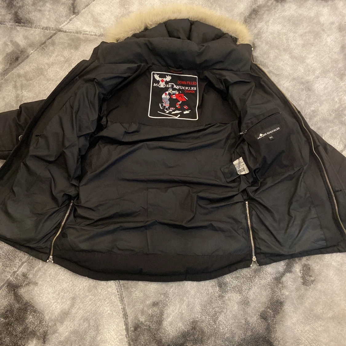 Svart dunjacka med pälsdetalj - 92