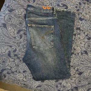 Dondup  - Säljer ett par snygga blå jeans från Dondup. Som inte sitter skinny alls. Passar perfekt till dig som vill ha dondup jeans men inte vill att dem ska sitta så tight! Storlek 34/32. Nytt pris är 3000kr är öppen för förslag vid snabb affär!
