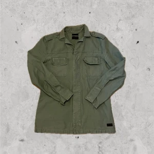 Grön field jacka - Tiger of Sweden - Grön Tiger of Sweden field jacka. Storlek: S. Skick: 9/10, bra skick.  Kontakta oss för fler bilder eller info!🙌