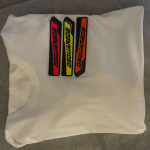 Äkta t-shirt från Dsquared2 - Säljer en äkta vit t-shirt från Dsquared2. Köpt i Dsquared2 butik i Puerto Banus Marbella. Kvitto saknas desvärre därav priset. Köpt för 2800kr 