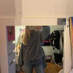 Grå stickad tröja - Mysig grå stickad tröja med lång ärm. Från h&m i storlek s🥰