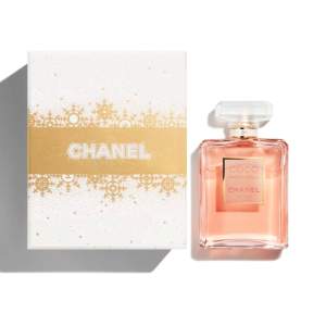 Elegant och tidlös parfym från Chanel, Coco Mademoiselle, i en stilren glasflaska med en ljusrosa ton. Perfekt för den som älskar en sofistikerad doft med inslag av citrus och blommor. Säljer då den mest används som prydnad. Finns ingen låda. Nypris 1410kr. Pris kan diskuteras. Skicka gärna meddelande vid intresse .