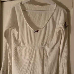 Vit ribbad tröja från Odd Molly - Säljer en vit ribbad tröja från Odd Molly! Knappt använd i stl 2 motsvarar s-m skulle jag säga 