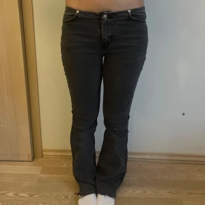 Mörkgrå lågmidjade jeans - Supernajs mörkgrå lågmidjade bootcut jeans!! Säljer pga att de inte används💓 Storlek 34