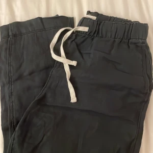 Raka linnebyxor dam storlek xs marinblå - Säljer ett par linnebyxor i rak modell, marinblå i storlek xs. Från hm