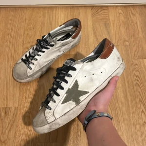 Golden Goose  - Tja, säljer dessa feta par golden goose, ganska bra skick skulle jag säga förutom Toe boxen och vid tungan. Om du har några funderingar skriv till mig i PM. Tar ej byten!