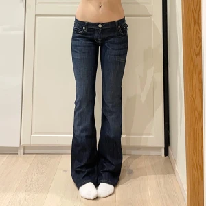 Lågmidjade bootcut jeans från Rock&Republic🤩 - Midja 40 cm rakt över plus lite stretch, gren 18 och innerben 83 cm💕jag är 169 o xs-s ich de sitter perfekt! Märkta som W27 men sitter mer som W26