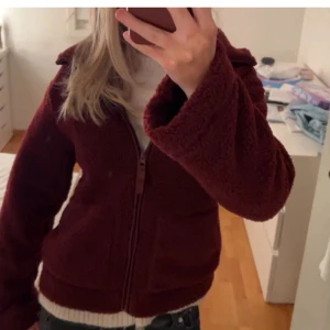 Teddyjacka från hm - Ny med lappar! Storlek L men SUPER liten i storlek så sitter mer som S/M. Tar emot bud. ❤️