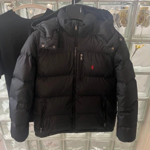 Svart dunjacka från Polo Ralph Lauren - Snygg svart dunjacka från Polo Ralph Lauren storlek XL i barn  storlek vilket motsvarar ungefär S skick 9-10 med inga skador kvitto finns, pris går diskuteras vidd snabb afär 