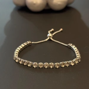 Tennis armband från Pilgrim - Supersnyggt silver tennisarmband från pilgrim med justerbar kedja🙌🏽🩷säljer på på grund av att jag byter till guldsmycken!☺️