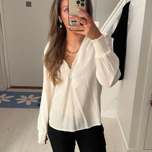 Vit blus  - Vit blus med knappar framtill. Pris kan alltid diskuteras❤️