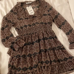 Klänning med volanger S - Säljer en aldrig använd klänning med volang. Storlek s. 