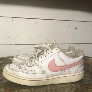 Vita/rosa Nike sneakers - Säljer ett par vita Nike sneakers💓Buda!!
