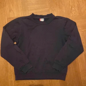 Mörkblå sweatshirt från Clique - Säljer en stilren mörkblå sweatshirt från Clique i storlek S. Tröjan har en klassisk design med rund hals och långa ärmar. Perfekt för en avslappnad look. Riktigt grisch, laidback