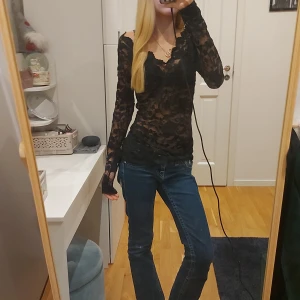 Svart spetsblus - Snygg svart spetsblus med långärmad design och v-ringad hals. Tror den är från gina köpte den här på plick och har använt 1 gång.🩷🩷 Storlek: S Har inte tittat noggrant om det finns några små hål i och med att jag inte använt den förutom nät jag provade den.🩷