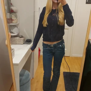 Mörkblå kofta med knappar hela vägen  - En gullig liten tunnare kofta som är mörkblå. Du kan matcha den med mycket. Storlek:XS/S