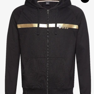 Helt ny Hugo boss kofta - Snygg svart zip up från hugo boss. HELT NY. Nypris 1499, mitt pris 1099. Fast pris.☺️