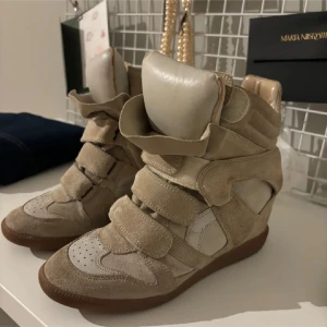 Isabel Marant skor - Säljer dessa Isabel Marant skor 🩷Beiga. De har använts få gånger men är i rätt bra skick. Jag kan gå ner i pris vid snabb affär