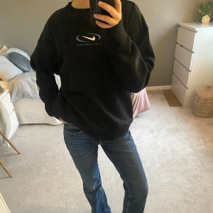 Svart sweatshirt från Nike - Säljer en svart Nike sweatshirt med logga på bröstet och ryggen i storlek XS men passar även S. Tröjan har långa ärmar och en bekväm passform, tillverkad i mjukt material för extra komfort. Ny pris 800 använd 3 gånger.