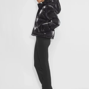 Aritzia super puff  - Aritzia hi-gloss super puff short svart i storlek S, inköpt december 2023 i NY, USA. Kvitto finns. Använd fåtals gånger. Inköptspris $250 