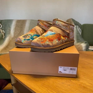 UGG Palace Ultra Mini Boots - Helt nya köpta på palace egen hemsida storlek 40,5 (8/9) U.S.    hör av dig vid funderingar! 