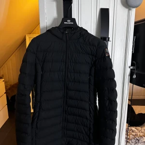 Parajumper jacka dam  - Ny pris 5 799 kr sälj för 2 500 kr. Använd ett par gånger men är i mycket Bra skick !