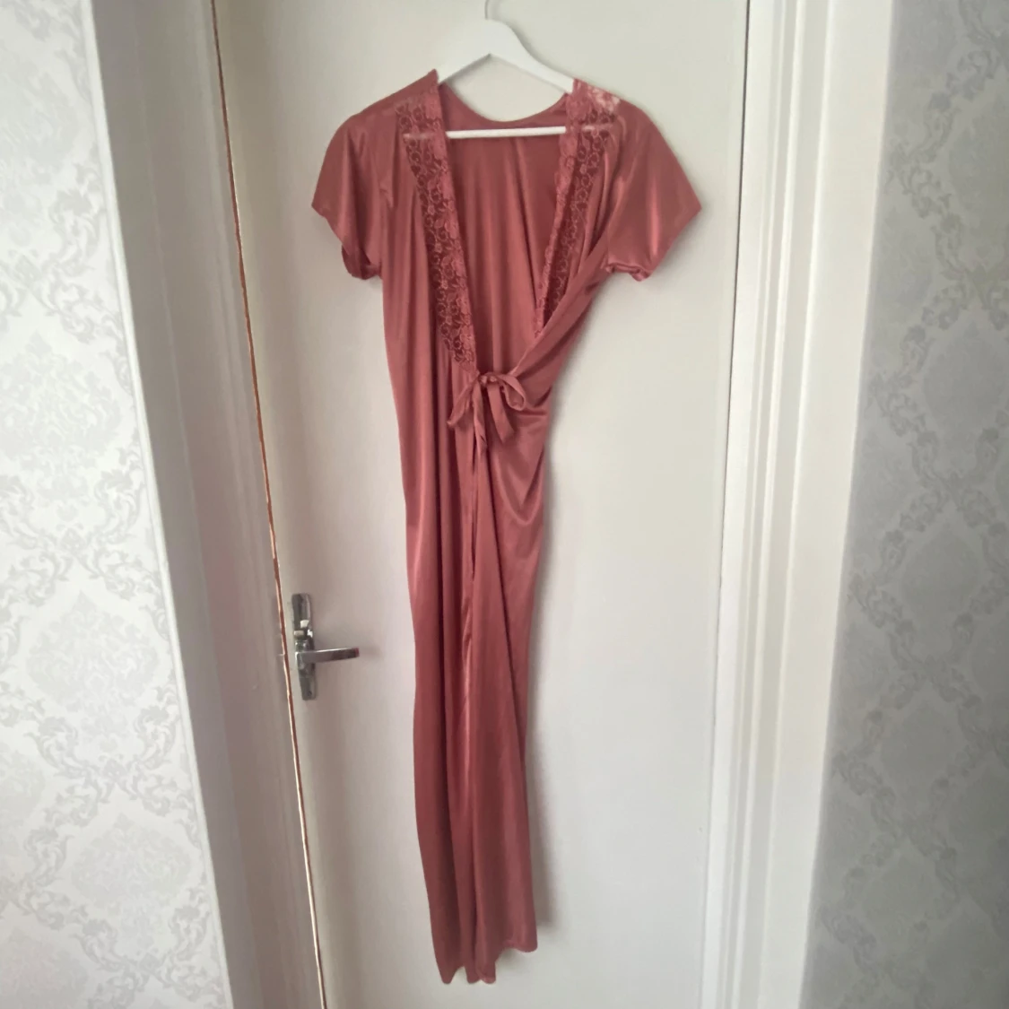 Rosa kimono med spetsdetaljer - 90