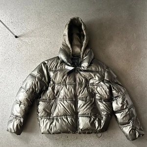 Massimo Dutti - Säljer nu min Massimo Dutti dunjacka då storleken är för liten för mig. Jackan är helt ny och är i storlek XL men passar storlek S. En perfekt vinterjacka under vinterns kyligaste dagar. Några frågor? så är det bara att skriva!