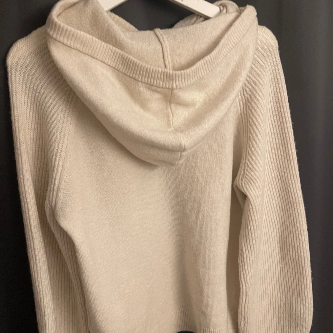 Vit stickad hoodie från Aware - 92