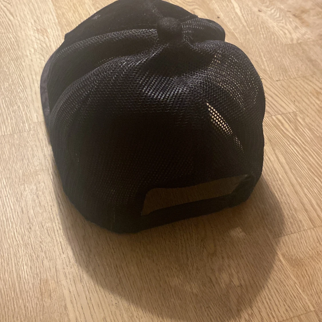 Svart keps med bilmotiv från Hatstore - 90