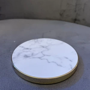 Ideal of Sweden laddarplatta för alla iPhones - En laddarplatta från Ideal of Sweden. Funkar till alla IPhones. Och är väldigt smidig. Lägger mobilen på och din mobil ska laddas sedan! Utmärkt julklapp, så passa på säger jag bara!! Aldrig använd 🫶🏻💓