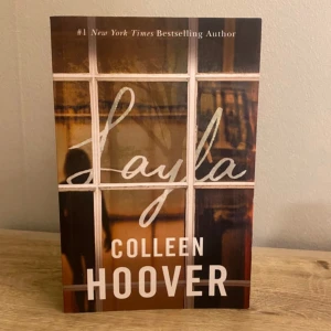 Layla - Boken 'Layla' av Colleen Hoover. I engelsk text. Den har varit med på flygplan och stränder, därför är den i lite sämre skick. 