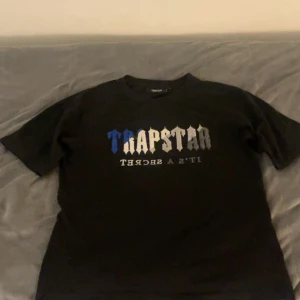 Trapstar t-shirt - Snygg svart T-shirt från Trapstar för billigt pris i storlek S..