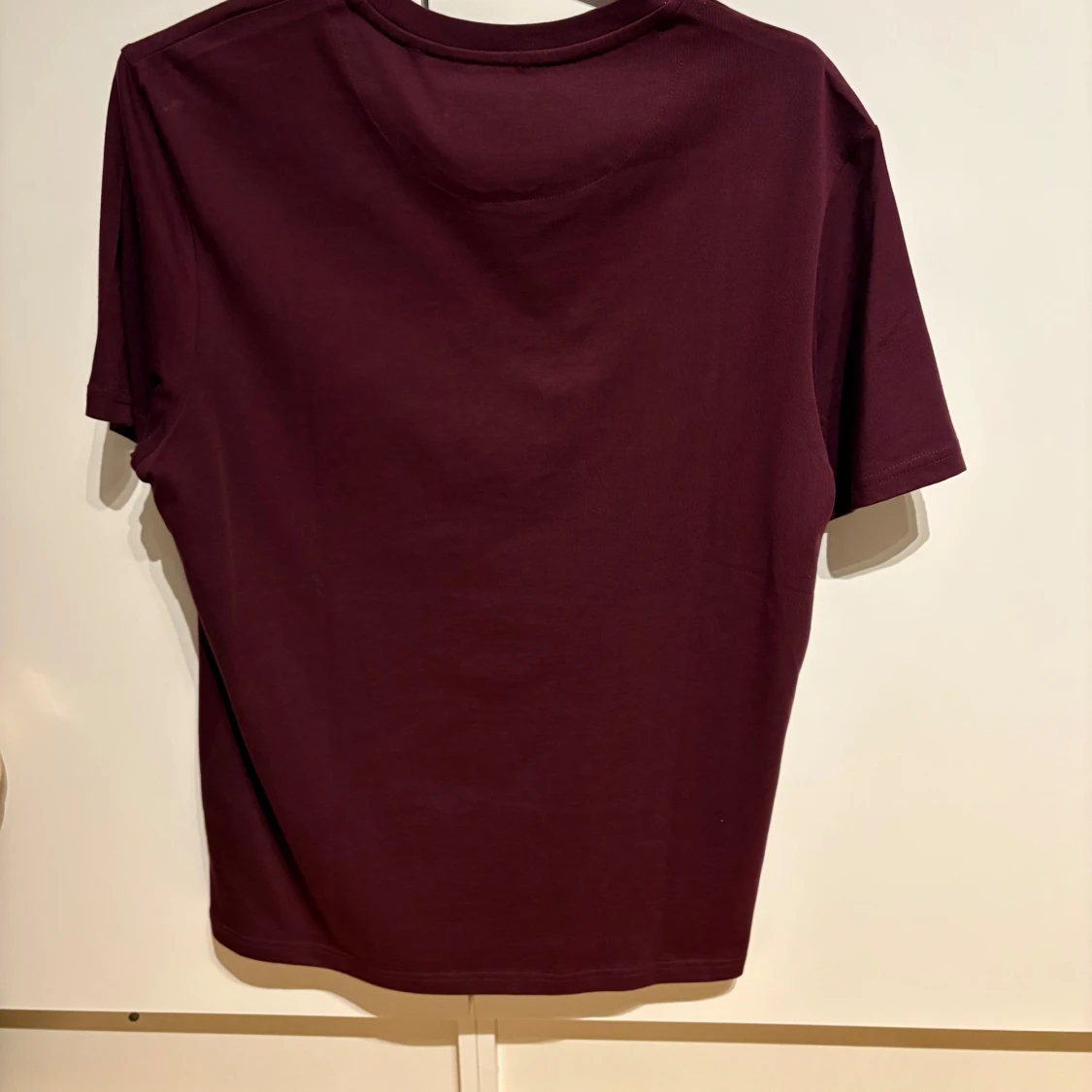 Vinröd t-shirt från Lyle & Scott - 90