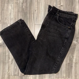 Svarta jeans från Weekday - Snygga svarta jeans från Weekday i en klassisk straight fit. Perfekta för en stilren look.  Passar till många olika outfits och tillfällen. jag har tvättat de dessa jeans två till fyra gånger och har haft dessa i min garderob alldeles för länge utan användning. Jag säljer dessa jeans eftersom att de inte längre är min stil. De sitter jättefint i längden men inte min smak i bredden. Jag är 185 cm som referens. pris  går att diskuteras