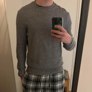 Grå stickad tröja - Säljer en stilren grå stickad tröja i storlek M/S. Perfekt nu till kyligare dagar. Tröjan är inte används så mycket och har inga defekter. Vid funderingar skriv ett pm🙌🏼🤝🏻