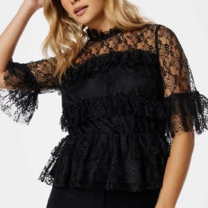 Svart spetsblus - Säljer denna jättefina blusen från bubbelroom perfekt nu till jul eller nyår💕💕