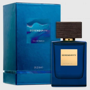 Ny! Serendipity Eau de Parfum från Rituals 60ml - Ny! Upptäck Serendipity Eau de Parfum från Rituals, en doft för herrar med jordnära och aromatiska toner. Flaskan är elegant i blått med en träliknande kork och guldiga detaljer. Perfekt för den som söker en unik och sofistikerad doftupplevelse. Limited edition som såldes 2020-2021, väldigt svår att få tag på och brukar vara dyrare än nypris 619:- den är helt oanvänd men kartongen har några små märken/repor och den är öppnad för att kolla flaskan och fota. Fler bilder kan fås vid efterfrågan.