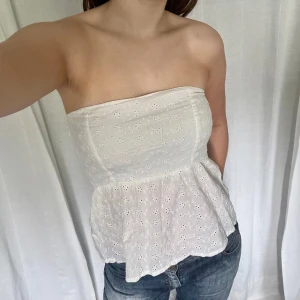 Indiska tubtopp - Vit tubtopp från Indiska i broderie anglaise tyg. 100% bomull. Dubbeltyg vid bysten så den inte är genomskinlig 💘