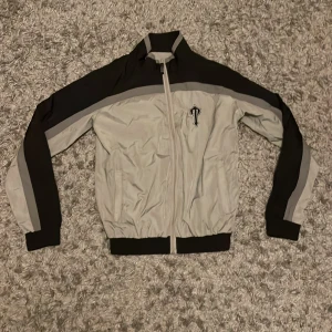 Grå och svart jacka från Trapstar - Helt ny snygg grå och svart jacka från Trapstar med dragkedja. Säljer för att det har blivit för liten hör gärna av er om ni har mer frågor😁