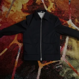 Zara jacka  - Säljer en Zara jacka i storlek S. Perfekt till våren. Kan även göra byten endast mot ett par jeans eller hoodie. 