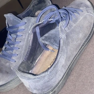 Blå mockasneakers från Garment Project - Fina blå skor från garment, säljer för att de inte kommer till användning. Har används ett par gånger men forfarande hyfsat bra skick, kommer att tvätta skorna och borsta med mocha borste innan leverans. Original pris: 1 700kr 