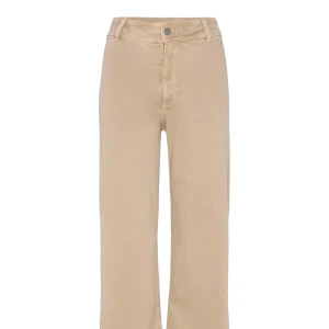 Beige Jeans🩷 - Säljer ett par snygga beige byxor från MNG i storlek M. De har en klassisk design med hög midja och raka ben. Byxorna är gjorda i ett slitstarkt material och har en knapp och dragkedja framtill. Perfekta för både vardag och fest!