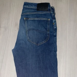 Lee jeans - Tjena! Säljer nu dessa Lee jeans som är väldigt stilrena och passar både till en middag med familjen eller en ute kväll. Väldigt enkelt att styla dessa! Hör av er för frågor och funderingar!