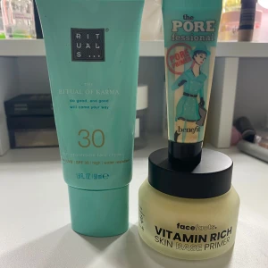 Hudvårdsprodukter från Rituals, Benefit och Face Facts - Tre hudvårdsprodukter: Rituals solkräm med SPF 30, Benefit POREfessional primer för att minimera porer, och Face Facts Vitamin Rich Skin Base Primer för en jämn bas (påminner om bobbi browns vitamin enriched face base)