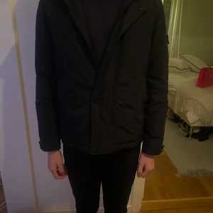 Hej, säljer min Stone Island jacka  - Säljer min Stone Island vinterjacka, perfekt till kyliga dagar, 9/10 i skick 
