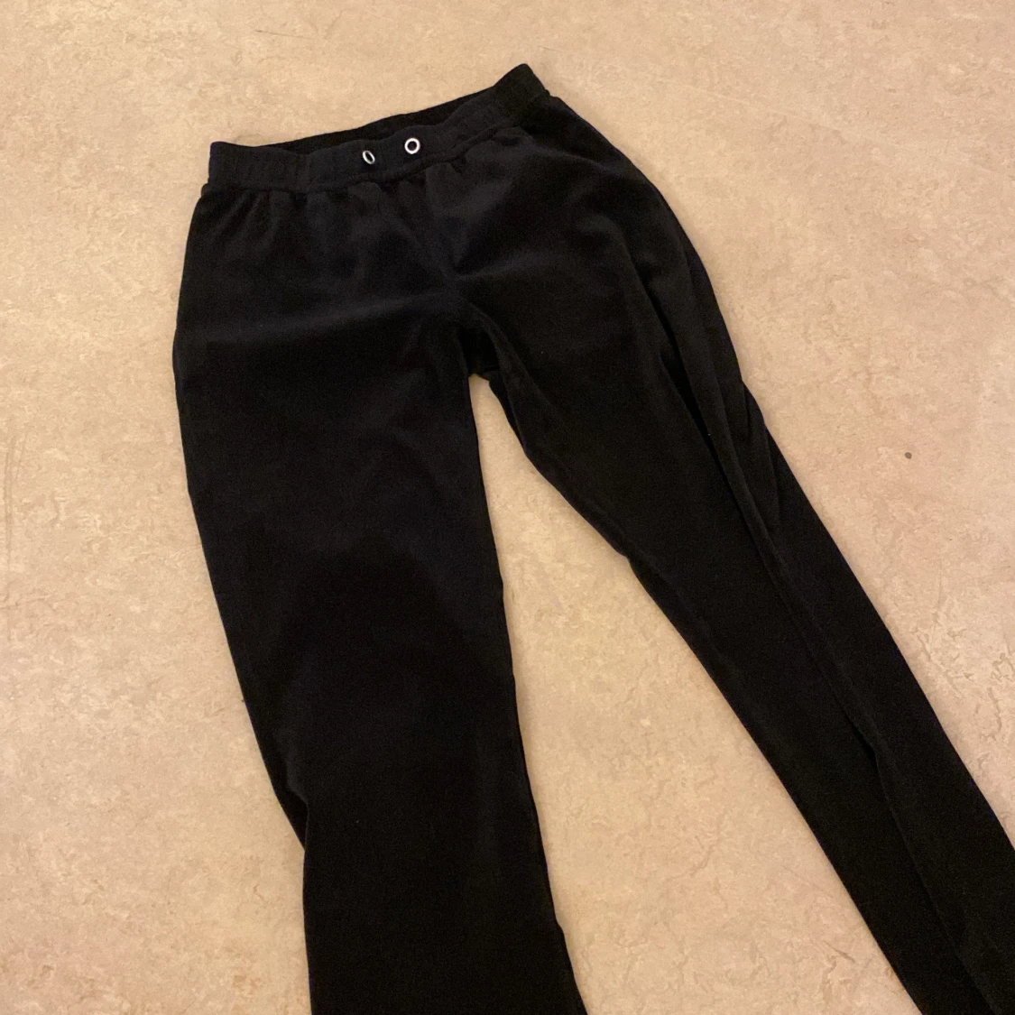 Svart hoodie och byxor i mjukt material - 91