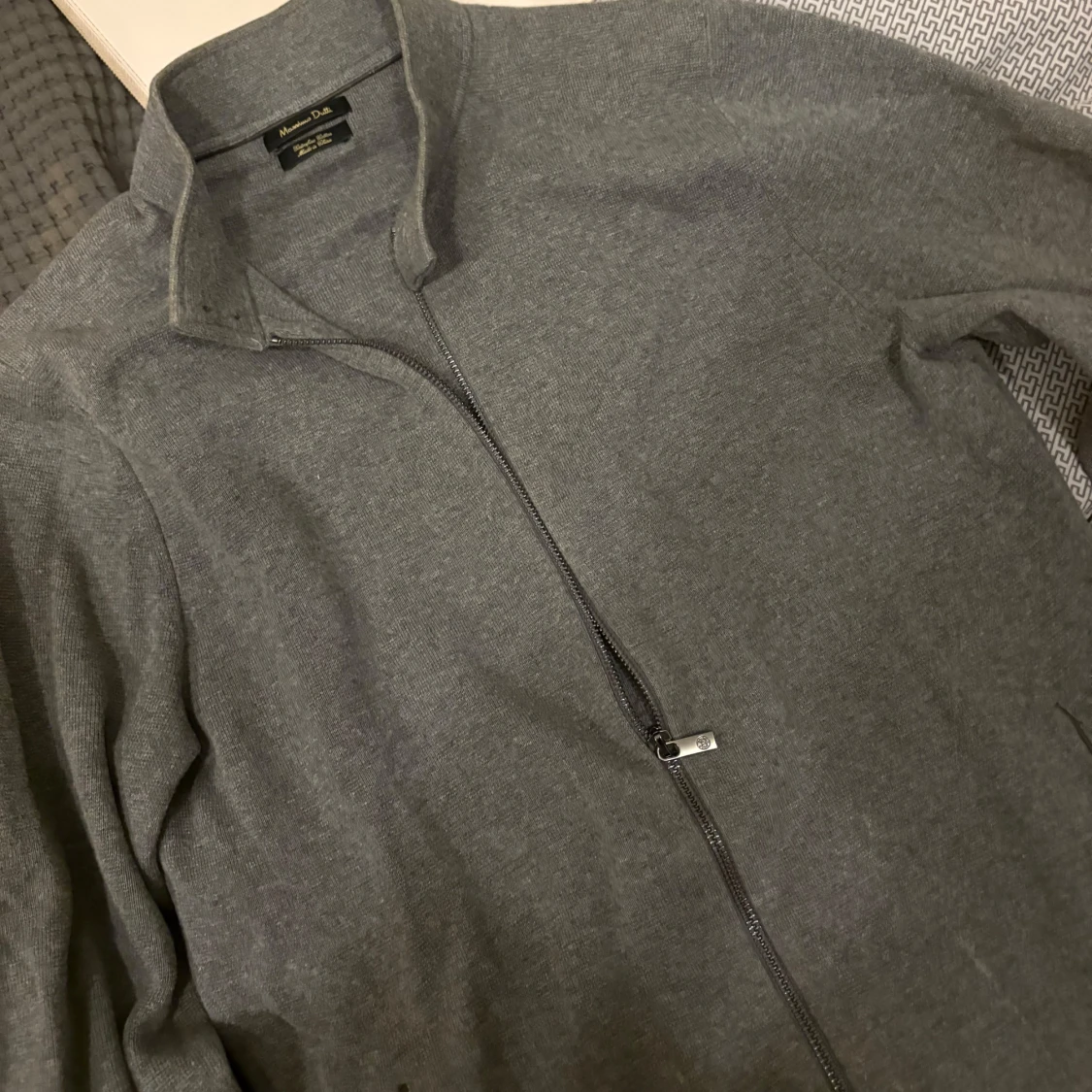 Grå ziptröja från Massimo Dutti